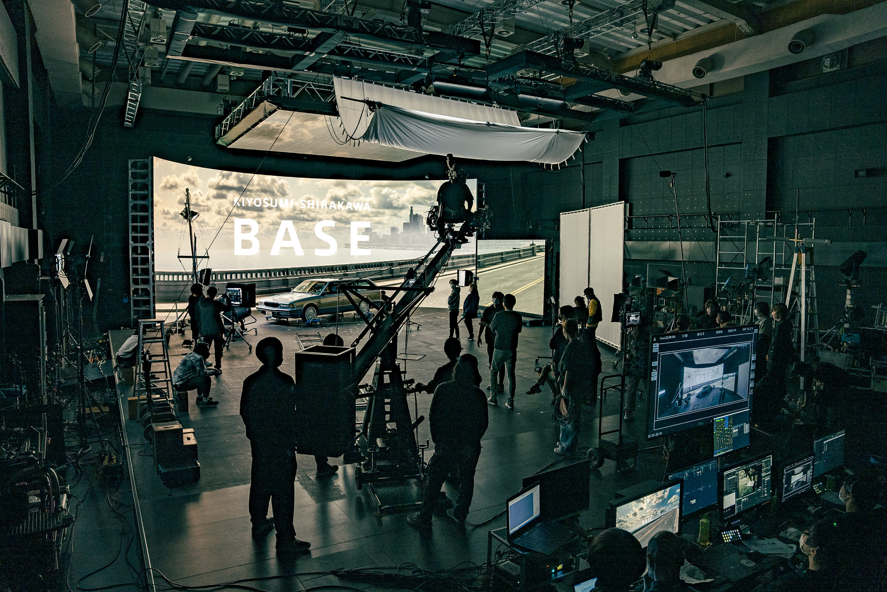 車が空を飛ぶ、走行距離０kmのカーチェイス！全編を『清澄白河BASE』のバーチャルプロダクションスタジオで撮影した、特別映像を公開！